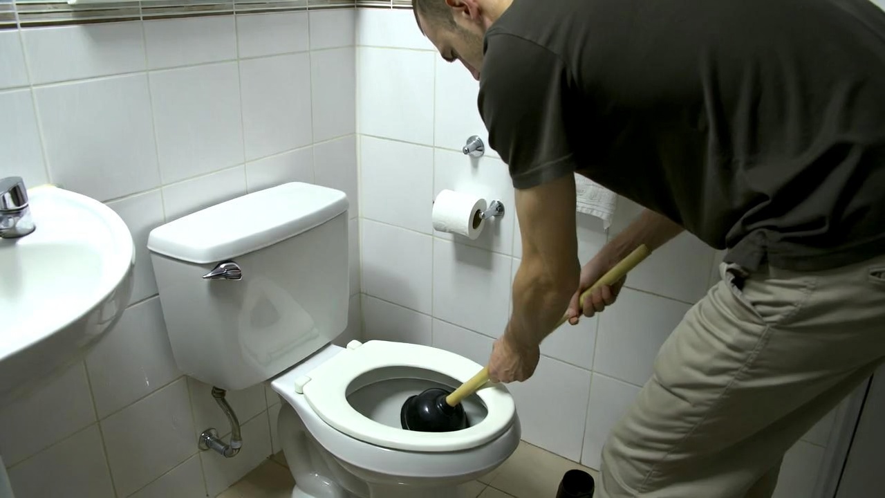 夜間や休日にトイレが詰まってうんちが逆流!すぐに依頼できるおすすめ業者3選